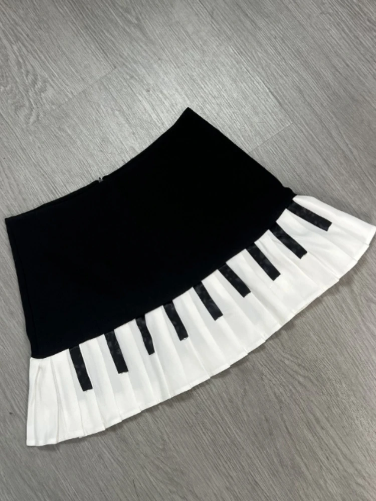 Pleated mini-skirt with a piano key pattern. - Image 2