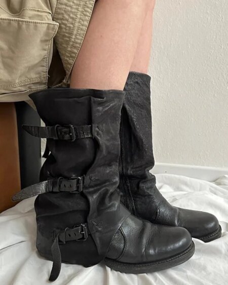 Shop black cowboy boots for women with a vintage Western design, buckle detail, round toe and side zipper. A stylish choice for Y2K, grunge and casual outfits.